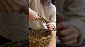 установка ручки в корзину из живой лозы.часть 1