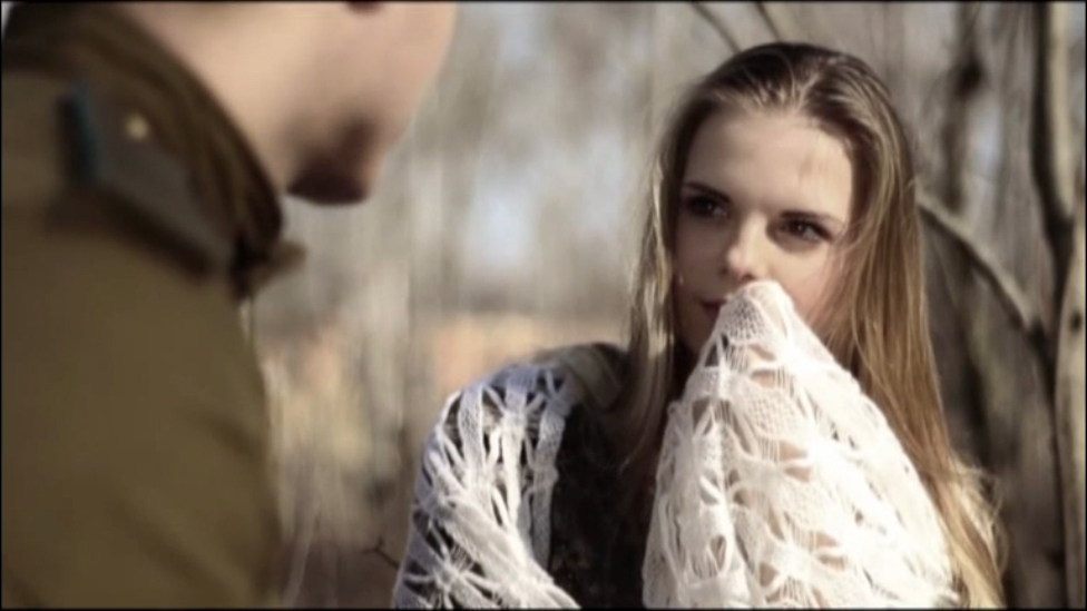 На позицию девушка провожала бойца. "Огонёк" | War songs. Girl accompanied soldier at the front смотреть онлайн