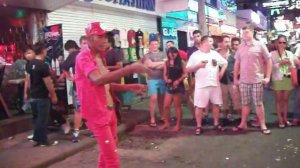 Вечерняя Паттайя. ФОКУСНИК на улице развлечений Волкин Стрит. Таиланд.