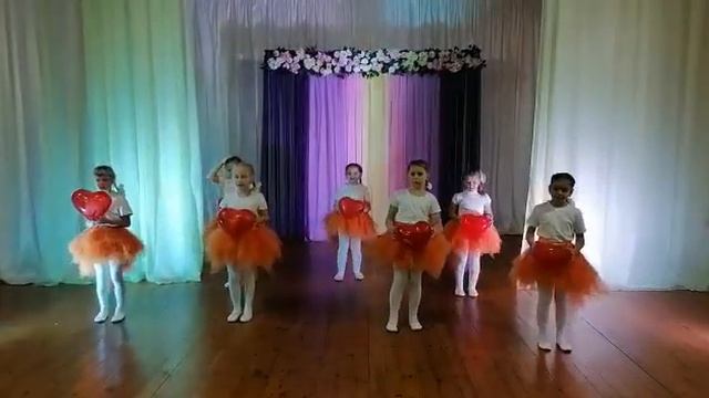 Хореографический коллектив "Апельсинки" с танцем "Мама" смотреть онлайн