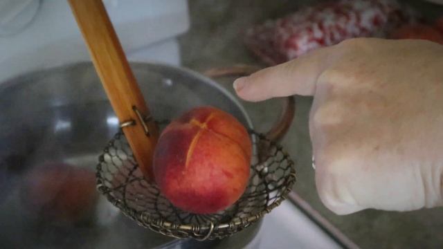 How to Remove Peach Skins | Canning Recipe Prep смотреть онлайн