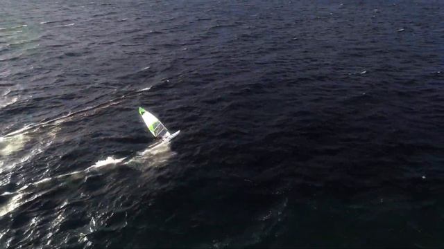 Petite sortie Windsurf avec vue de drone смотреть онлайн