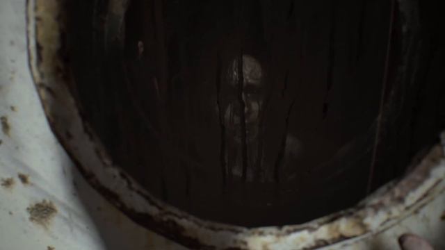 Mia îl salvează pe Ethan (Mia saves Ethan) Resident Evil 7 смотреть онлайн