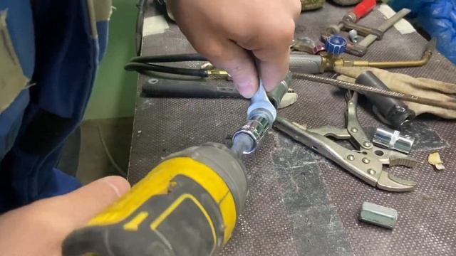 Приспособление для раскручивания заржавевших болтов на поперечинах в корзинах от застройщика #diy смотреть онлайн