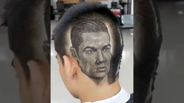 CORTE DE CABELO COM O ROSTO DE CRISTIANO RONALDO. MUITA HABILIDADE! смотреть онлайн