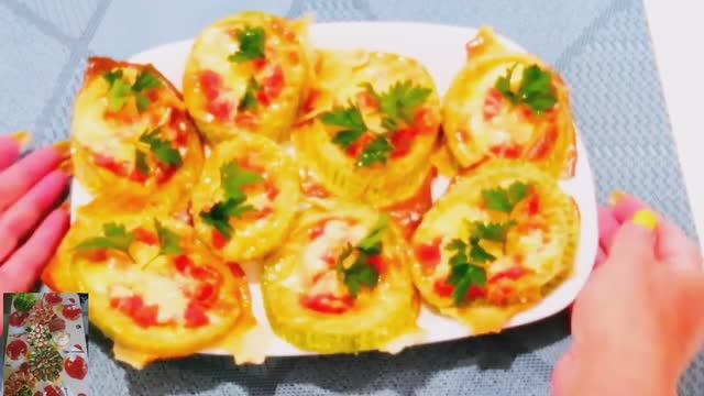 Мини-пиццы или "язычки" из кабачков с помидорами и сыром. смотреть онлайн