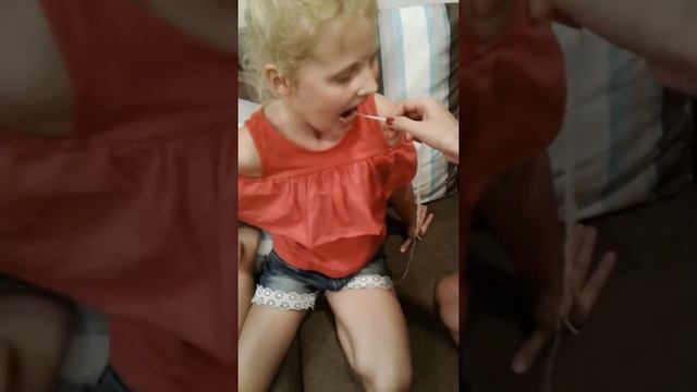 Как вырвать зуб ниткой не больно смотреть онлайн