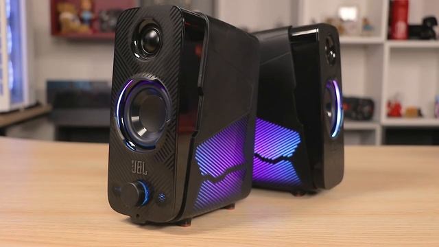 JBL Quantum Duo Gaminghögtalare - stort ljud på gullig yta смотреть онлайн