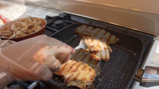 Салат "Цезарь".Простой рецепт в двух вариантах! смотреть онлайн