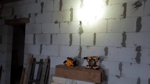 Фонарик Dewalt DCL043. Принцип использования. смотреть онлайн