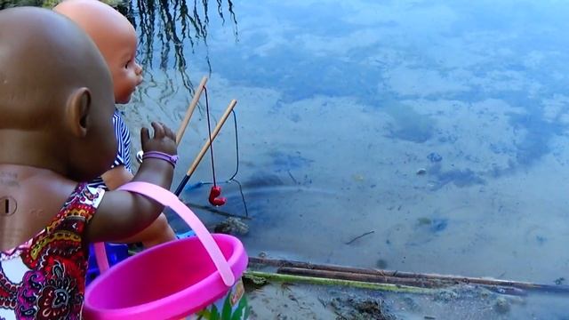 Куклы Беби Бон НОЧУЮТ В ЛЕСУ в ПАЛАТКЕ. Макс ловит рыбу смотреть онлайн