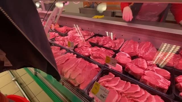 ВСЁ ДЛЯ СЫНА, А МУЖ ГОЛОДНЫЙ, ПРОСНУЛИСЬ В ГОРОДЕ, А ЗАСНУЛИ В ДЕРЕВНЕ / ЖИЗНЬ ПЕНСИОНЕРОВ В РОССИИ смотреть онлайн