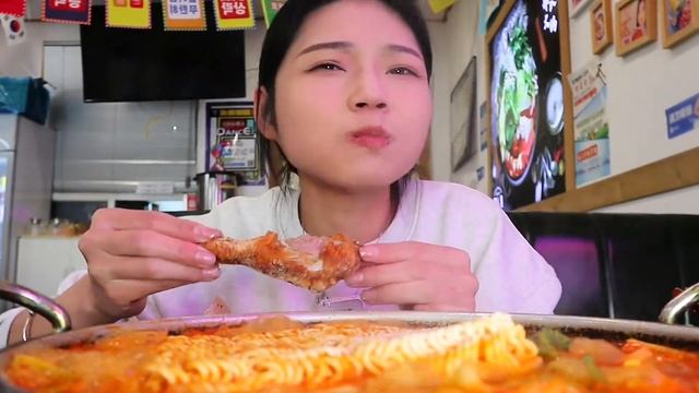 一个女生饭量能有多大？一人独自吃5份饭，老板直接惊掉下巴【大脸楠楠】 смотреть онлайн