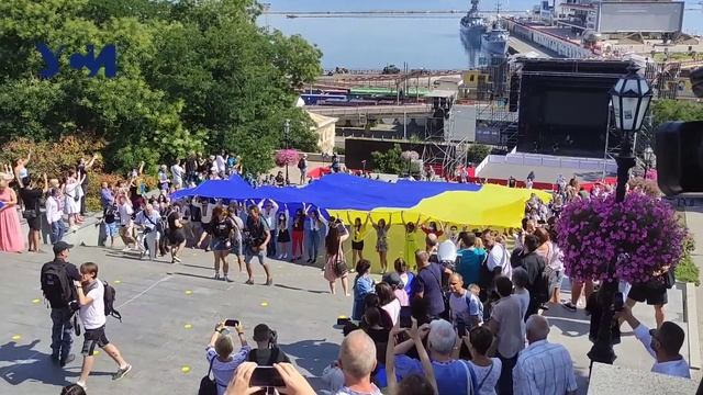 Над Потемкинской развернули 30-метровый флаг Украины смотреть онлайн