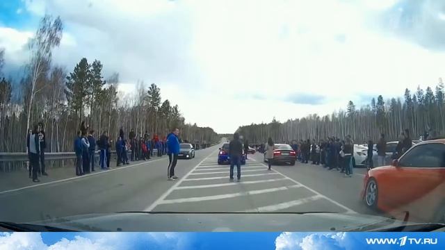 1 канал (5.05.16)В Иркутской области любители уличных гонок перекрыли федеральную трассу смотреть онлайн