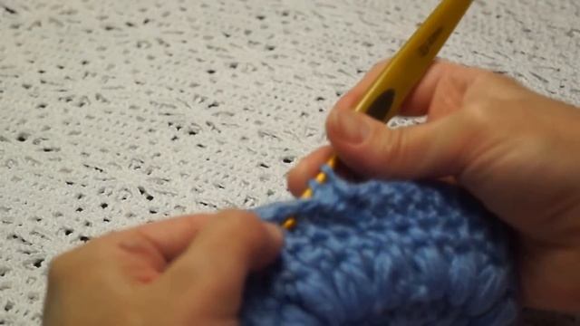 Шапка -кубанка , крючком. Crochet women's hats (Шапка #52) смотреть онлайн