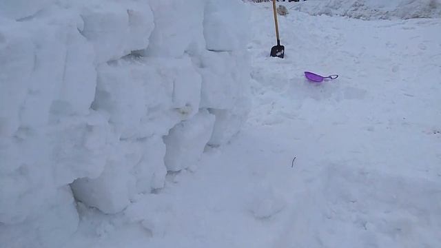 Лепим Дом из Снега для детей.Или Игла?Огромный дом из снега за 1час смотреть онлайн