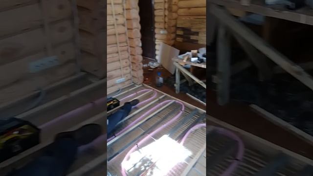 Монтаж системы электро-водяного теплого пола XL PIPE в частном доме из оцилиндрованного бруса смотреть онлайн