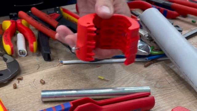 Необычный труборез Knipex Bix. Режет пластиковые трубы до 50 мм. Обзор Книпекс