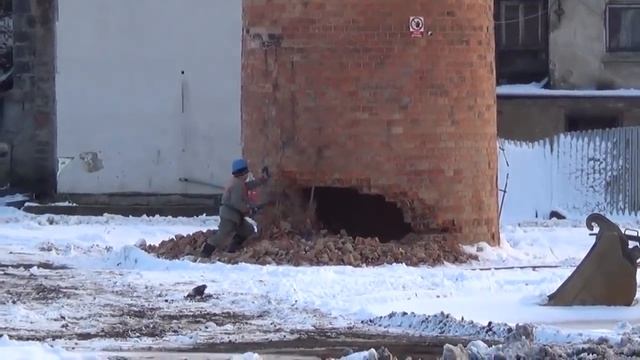 Nerves of steel - demolition of the chimney with a Pneumatic Hammer смотреть онлайн