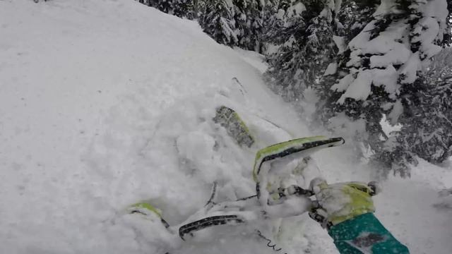 Ski-Doo Turbo Races Polaris Boost Uphill смотреть онлайн