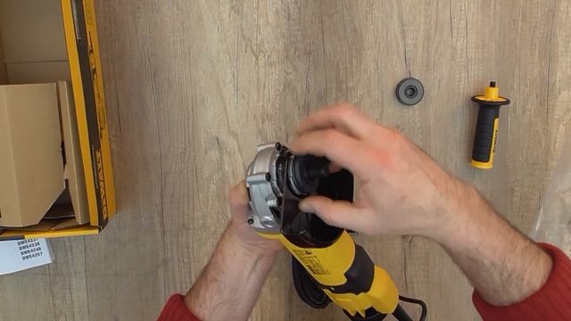Unboxing DeWalt DWE4257 1500W 125mm (5") Angle Grinder with Variable-Speed - Bob The Tool Man смотреть онлайн