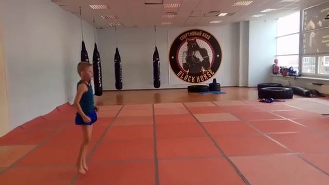 Между раундами делаем берпи. Илюха красавец! Тайский бокс. Тренер: Ратманский С.И. СК "Black Horse" смотреть онлайн