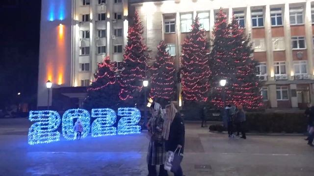 Заливание катка и новогодние инсталляции смотреть онлайн