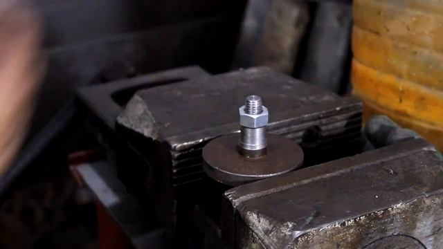 Тележка для сварки необычной конструкции из обрезков металла. смотреть онлайн