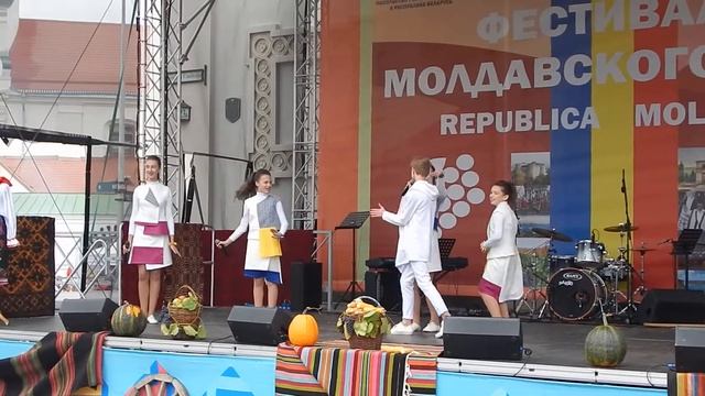Dragostea din tei! БОМБИЧЕСКИЙ ТАНДЕМ!!! Театр эстрадной песни "Сябрынка" и Ян Мусвидас))) смотреть онлайн