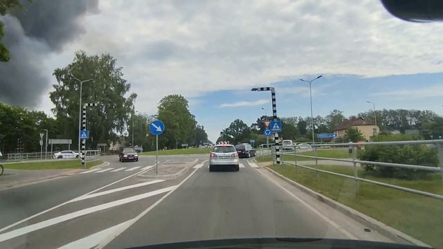 Страшный пожар в Озолниеках . Горит здание автосервиса с покрышками . 29 июня 2022 . Рядом с Елгаво смотреть онлайн