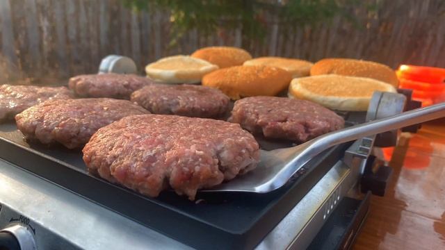 БОМБЕЗНЫЕ БУРГЕРЫ |САМЫЕ ВКУСНЫЕ БУРГЕРЫ | ГОТОВИМ НА ГРИЛЕ |СОЧНО смотреть онлайн