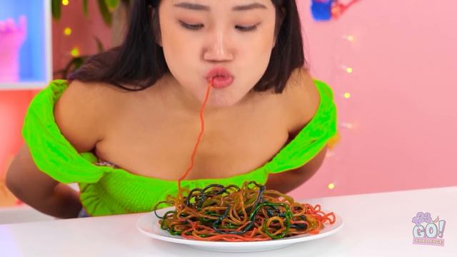 NO HANDS VS 2 HANDS VS 1 HAND CHALLENGE || 1000 Layers Of Food by 123 GO! CHALLENGE смотреть онлайн