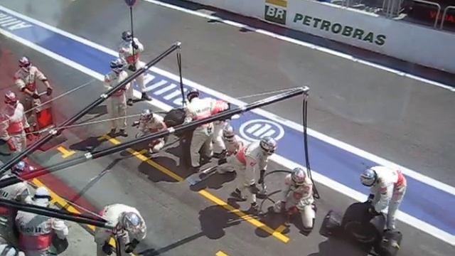 Lewis Hamilton's McLaren pitstop at F1 2010 Interlagos GP смотреть онлайн