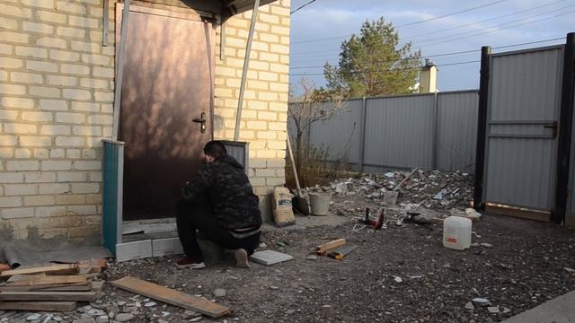 делаем крыльцо,кладем тратуарную плитку,жизнь в деревне смотреть онлайн