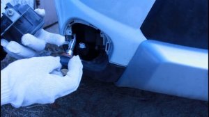 Замена ламп в ПТФ Mitsubishi Outlander