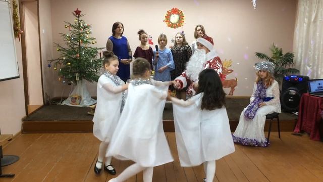 песенка "Серебристые снежинки" исполняют дети в Центре досуга ж/д.ст. Кабожа смотреть онлайн