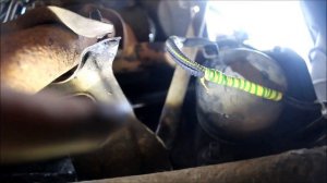 Замена подводящей трубы помпы к термостату на ВАЗ 2110. Замена саксафона 2110