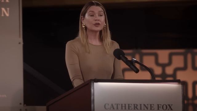 Meredith Presents the Catherine Fox Award to an Unexpected Winner - Grey's Anatomy смотреть онлайн