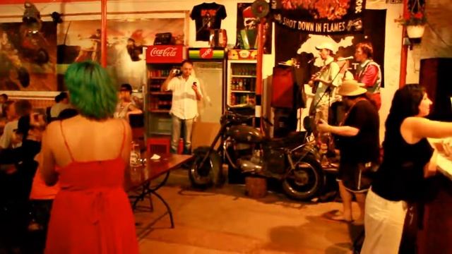 Дяди и тети танцуют около столов