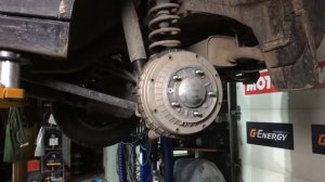 Хруст, удары, что-то бьет в задней части Нива Шевроле.