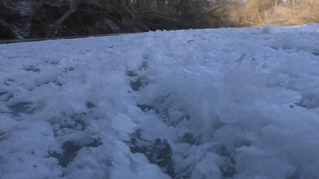 ЗИМНЯЯ РЫБАЛКА в январе на реке, ловля плотвы ,густеры на мормышку. смотреть онлайн