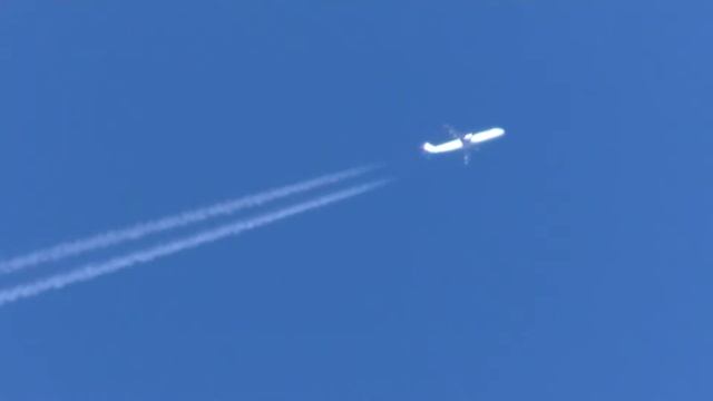 Еще один летит самолет, оставляя за собой след в небе. смотреть онлайн