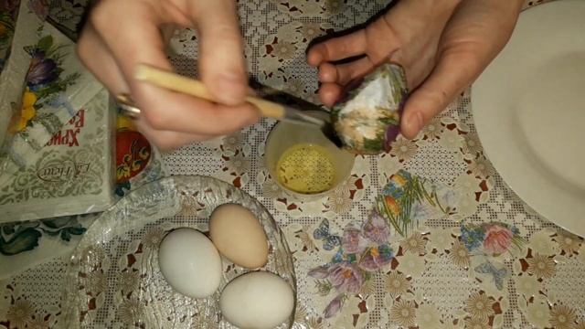 КАК ПОКРАСИТЬ ЯЙЦА НА ПАСХУ При помощи салфеток )) БЕЗ КРАСИТЕЛЕЙ.Как покрасить яйца салфетками .