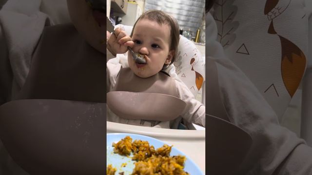 Учим ребёнка есть ложкой в годик #teaching #eating #life #like #follow #subscribetomychannel