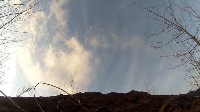 Запуск самодельной ракеты на селитре с сахаром (САТ-1, вид с экшен камеры снизу пускового холма) смотреть онлайн