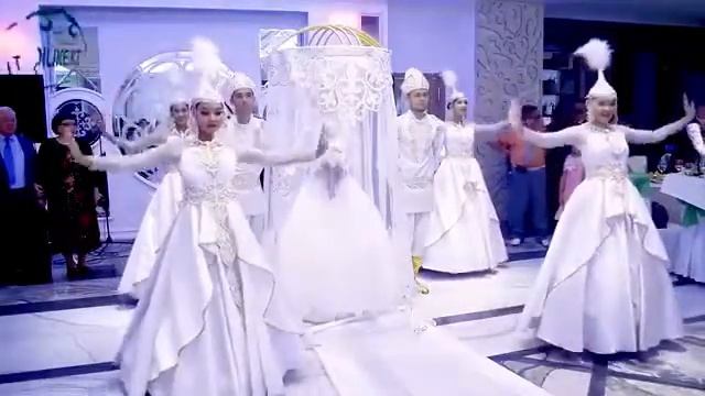 Вывод невесты под шаныраком - Шоу-балет ИНДИГО Астана +7 777 272 3025. Instagram: indigo_dance смотреть онлайн