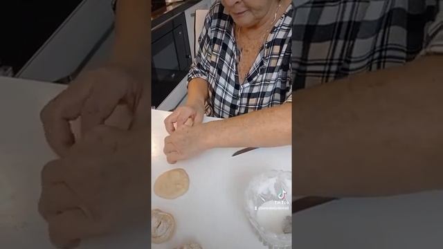 Пеку булочки смотреть онлайн