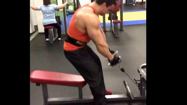 Качаем спину #бодибилдер #ВиталийВалеев #VitaliyValeev