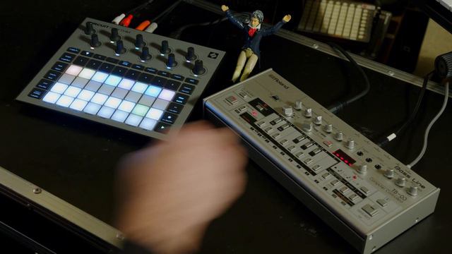 Battery Beats - Novation Circuit Rhythm & Roland TB-03 смотреть онлайн